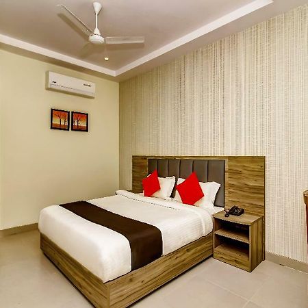 Hôtel Capital O 28086 Sindhura Grand à Haïdarabad Extérieur photo